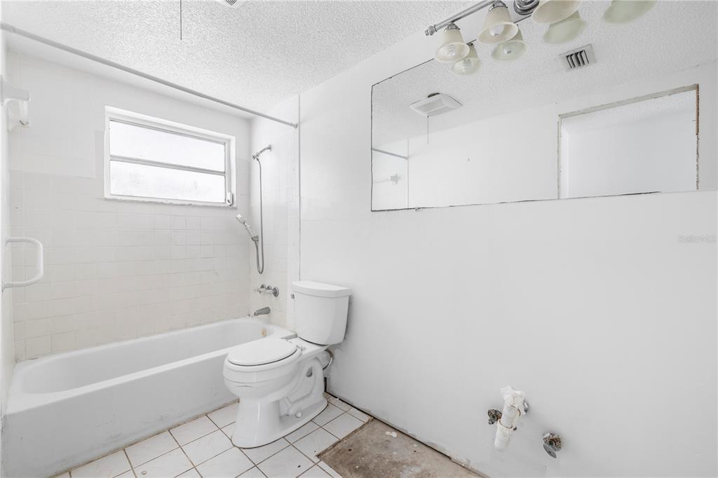 7840 Gulf Way Hudson, FL 34667 - Photo 10 of 44 a bathroom with a toilet a sink and bathtub