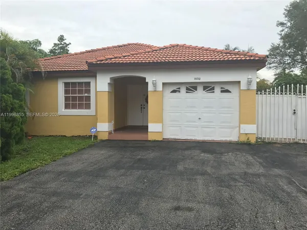 $3,200 | 19712 Northwest 82nd Place, Hialeah, FL 33015