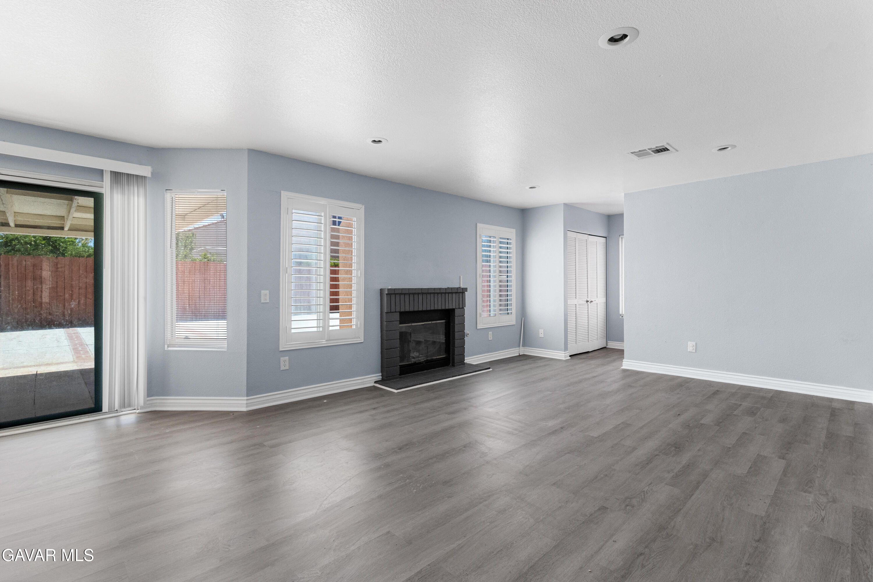 37666 Scomar Street Palmdale, CA 93550 - Photo 9 of 27 Living room-2