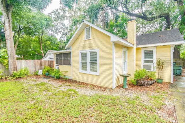 a view of a house with backyard and garden
