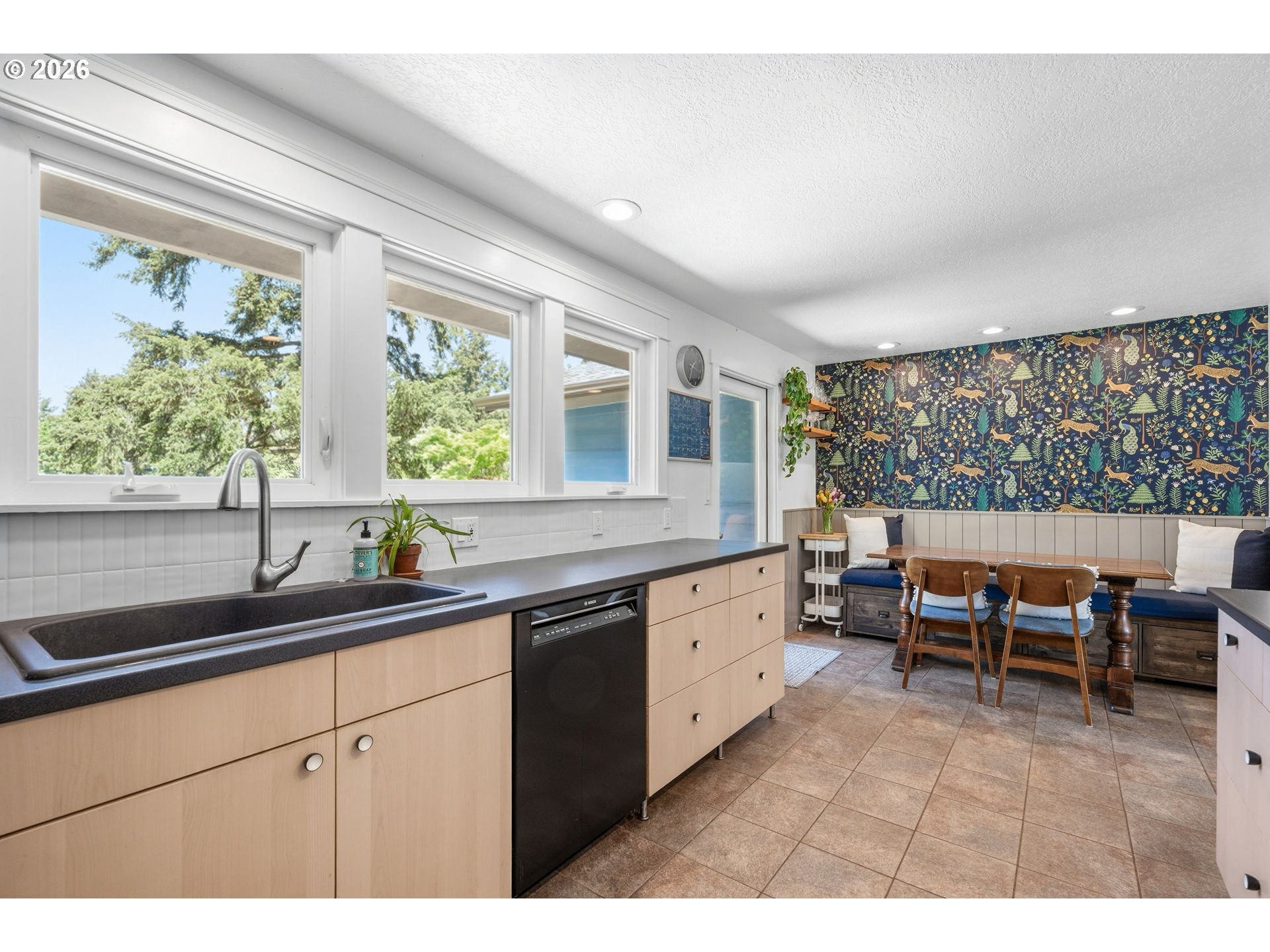 17195 South Outlook Road Oregon City, OR 97045 - Photo 11 of 48 Kitchen/Dining Room