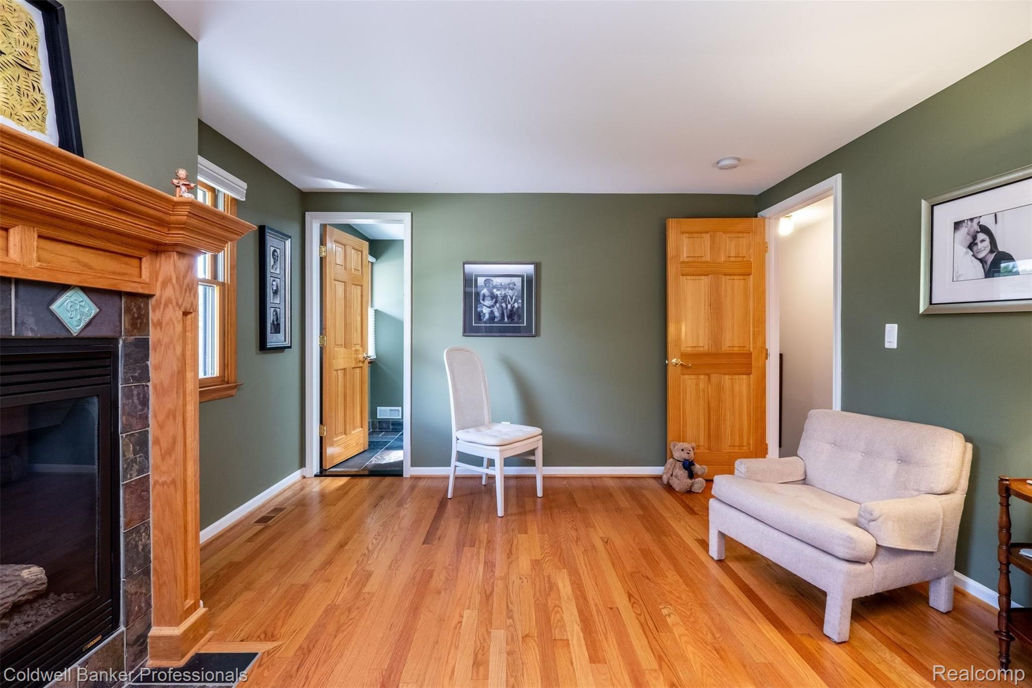 33669 York Ridge Street Farmington, MI 48331 - Photo 28 of 46 OTHER HALF OF OWNER'S SUITE