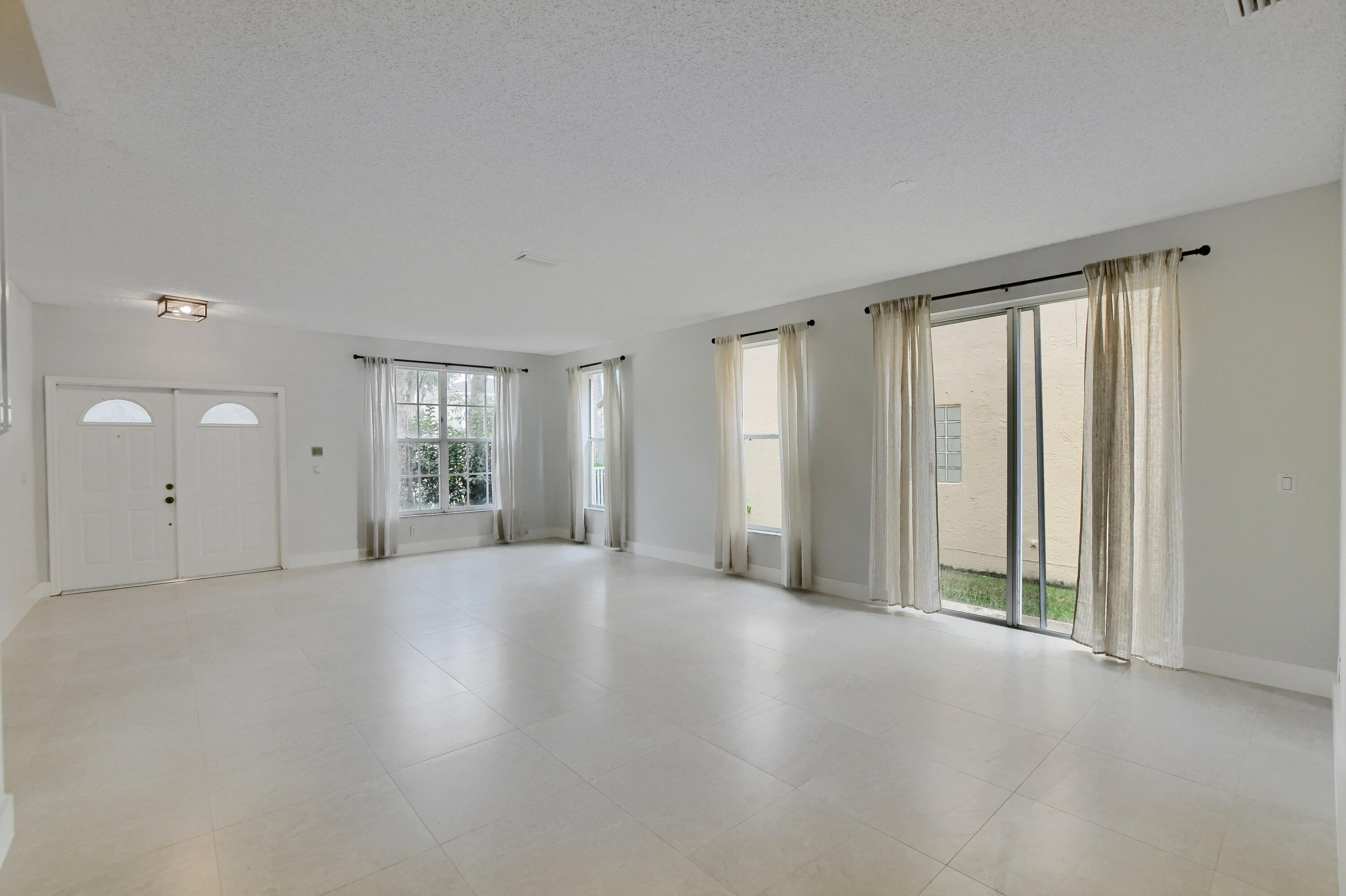 18165 Blue Lake Way Boca Raton, FL 33498 - Photo 8 of 47 09_ebf_0535-hdr(5)