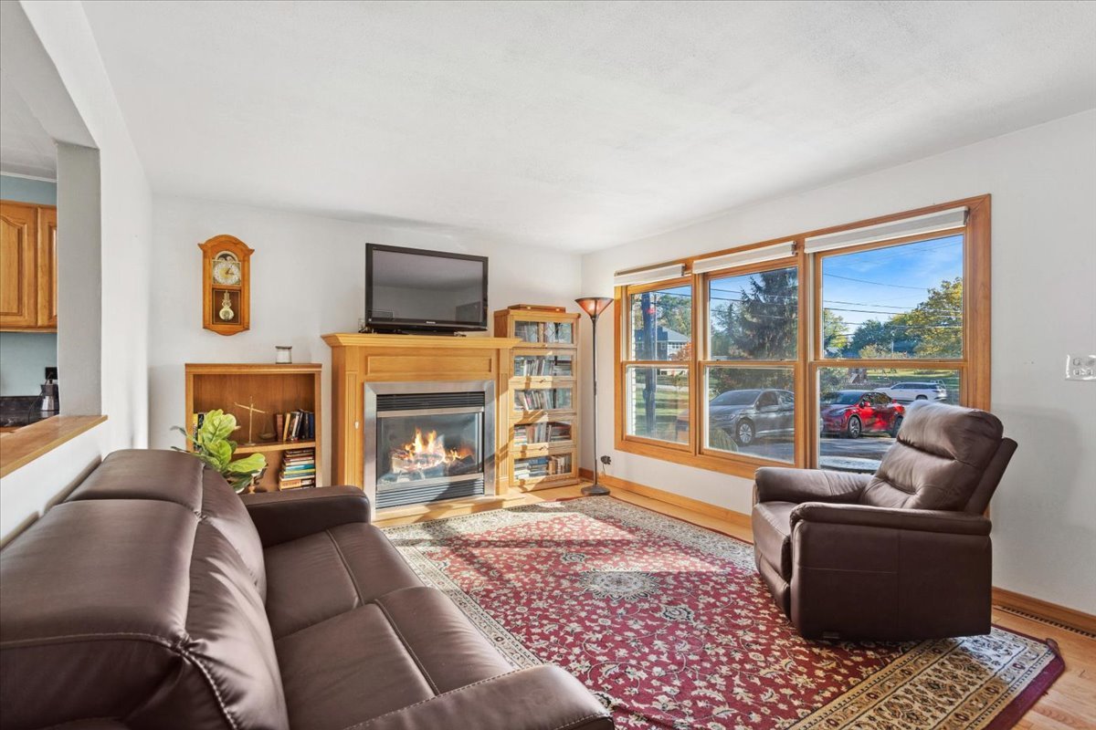 26W250 Case Avenue Naperville, IL 60563 - Photo 8 of 36