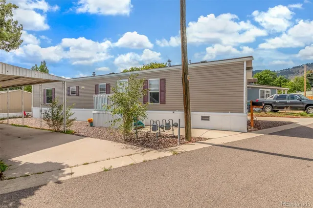 a view of a back yard of the house