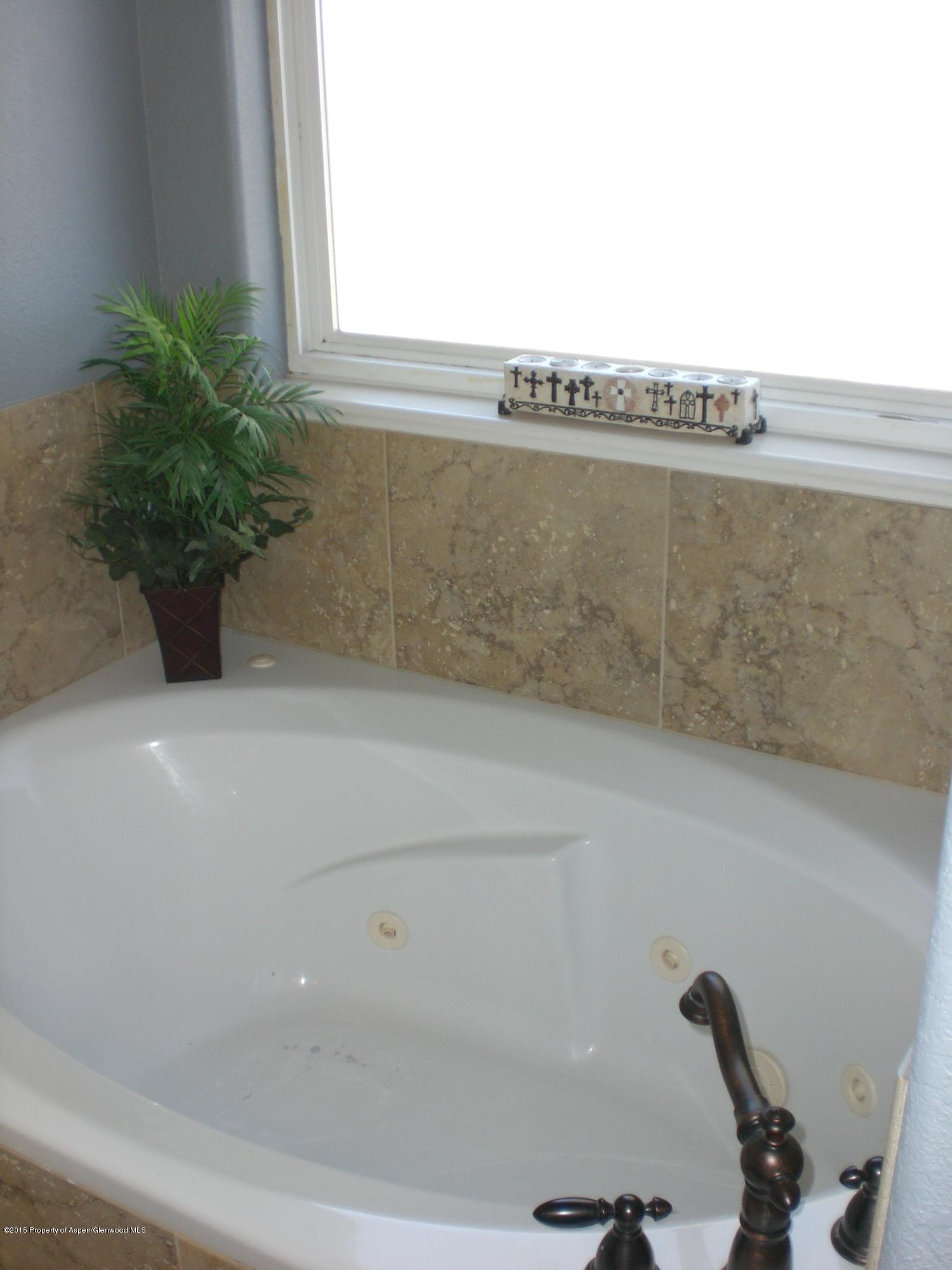 1530 East 12th Street Rifle, CO 81650 - Photo 20 of 27 master jetted tub.JPG