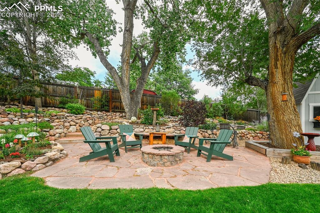 5139 Villa Circle Colorado Springs, CO 80918 - Photo 25 of 40 a backyard of a house with table and chairs