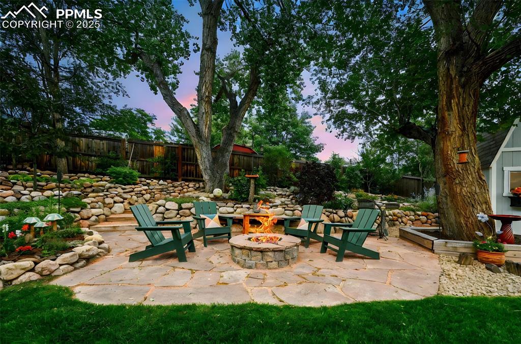 5139 Villa Circle Colorado Springs, CO 80918 - Photo 4 of 40 a backyard of a house with table and chairs