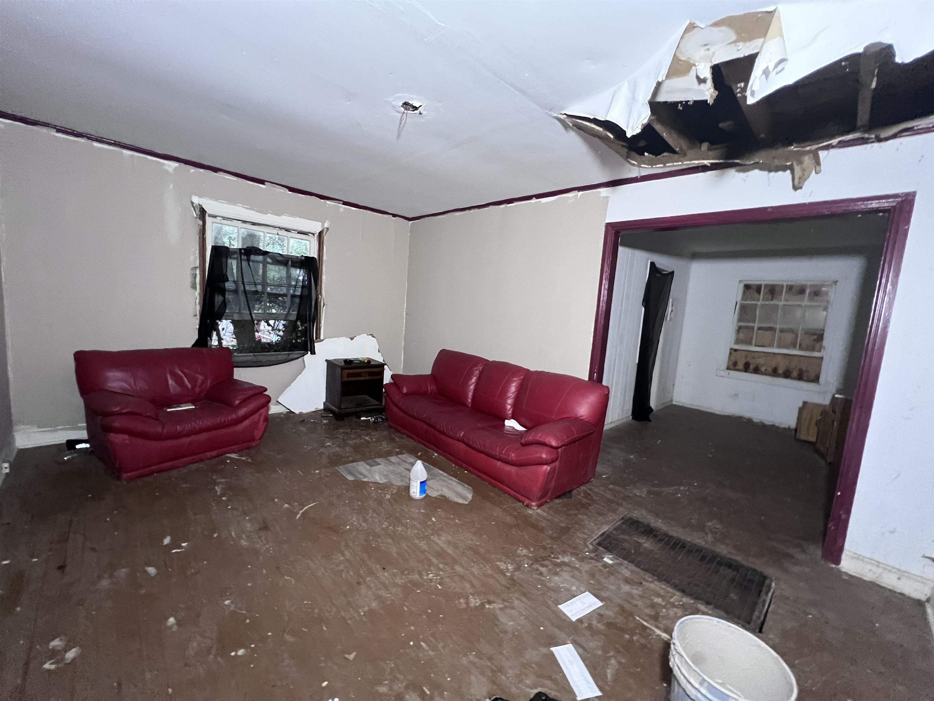 835 Baltic Street Memphis, TN 38112 - Photo 5 of 9 a living room with furniture