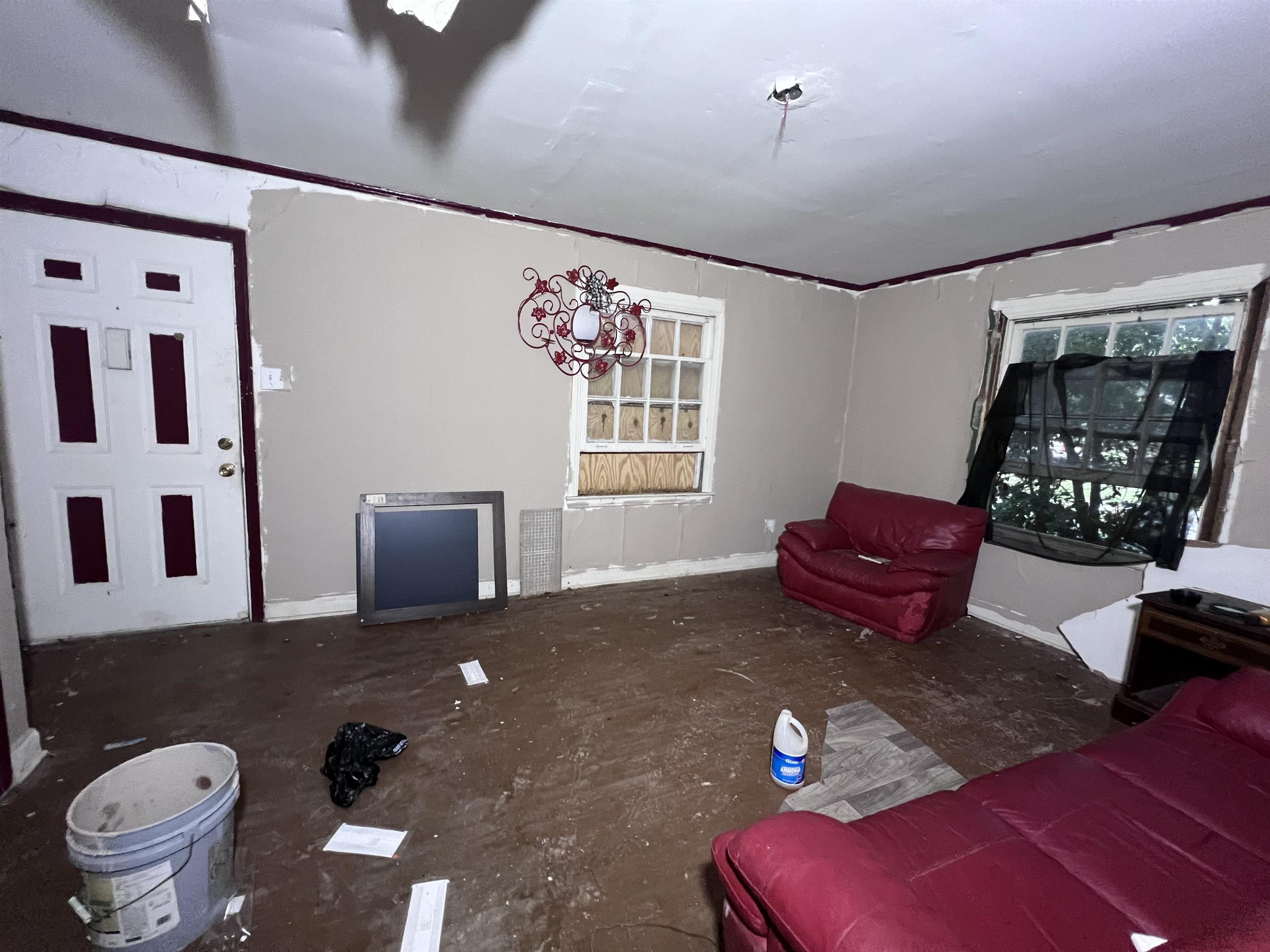 835 Baltic Street Memphis, TN 38112 - Photo 7 of 9 a living room with furniture and a window