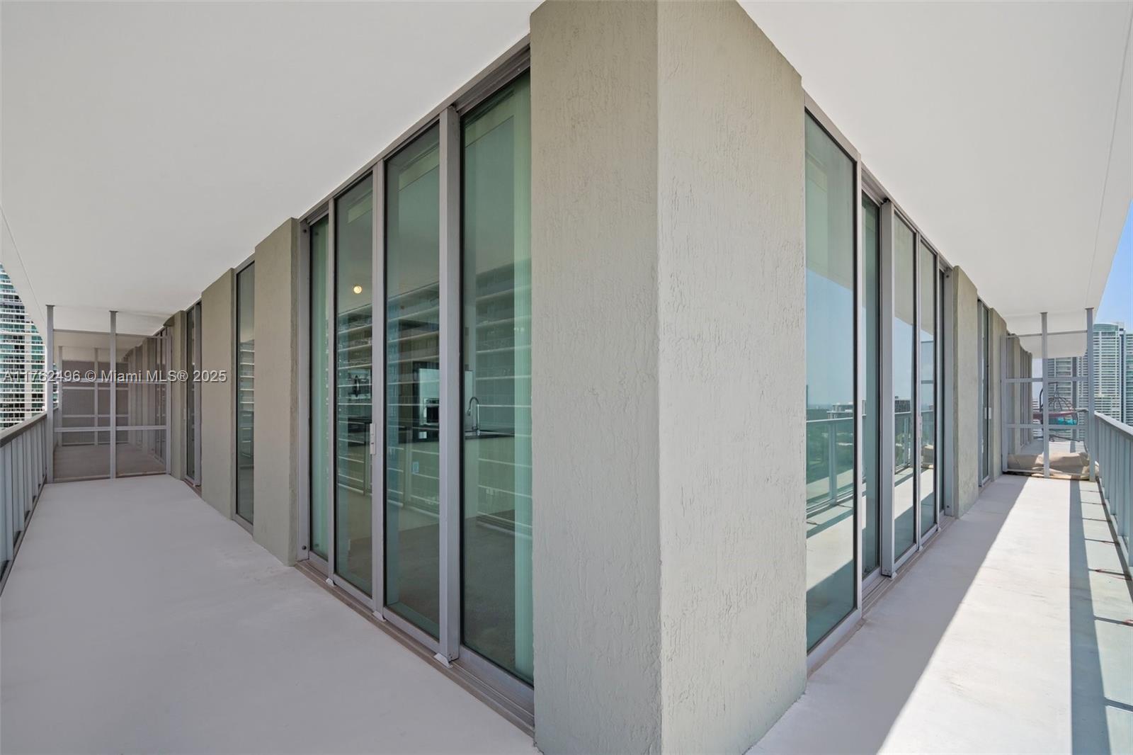 79 Southwest 12th Street, Unit 2512S Miami, FL 33130 - Photo 19 of 36