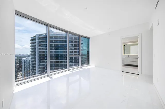 $18,000 | 300 Biscayne Blvd Way, Unit 4507W, Miami, FL 33131