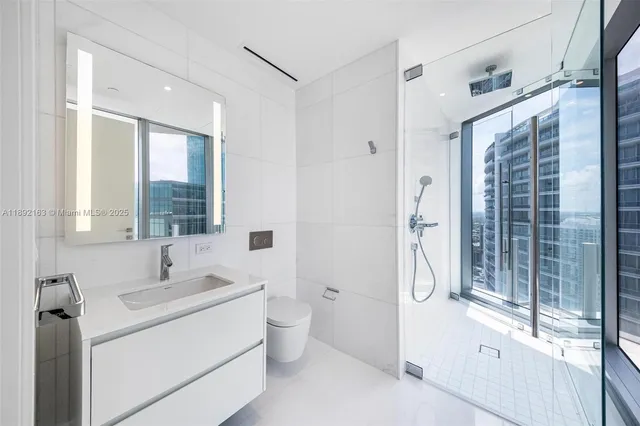 $18,000 | 300 Biscayne Blvd Way, Unit 4507W, Miami, FL 33131