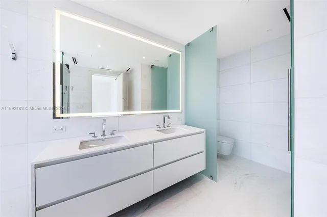 $18,000 | 300 Biscayne Blvd Way, Unit 4507W, Miami, FL 33131