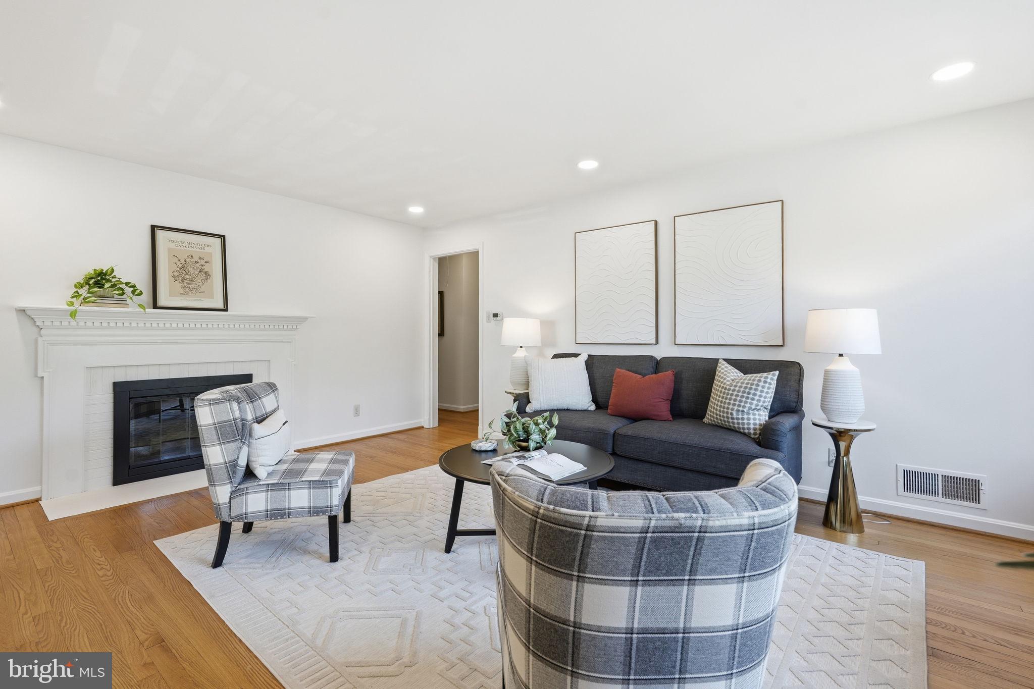 6318 11th Road North Arlington, VA 22205 - Photo 6 of 46 Living Room