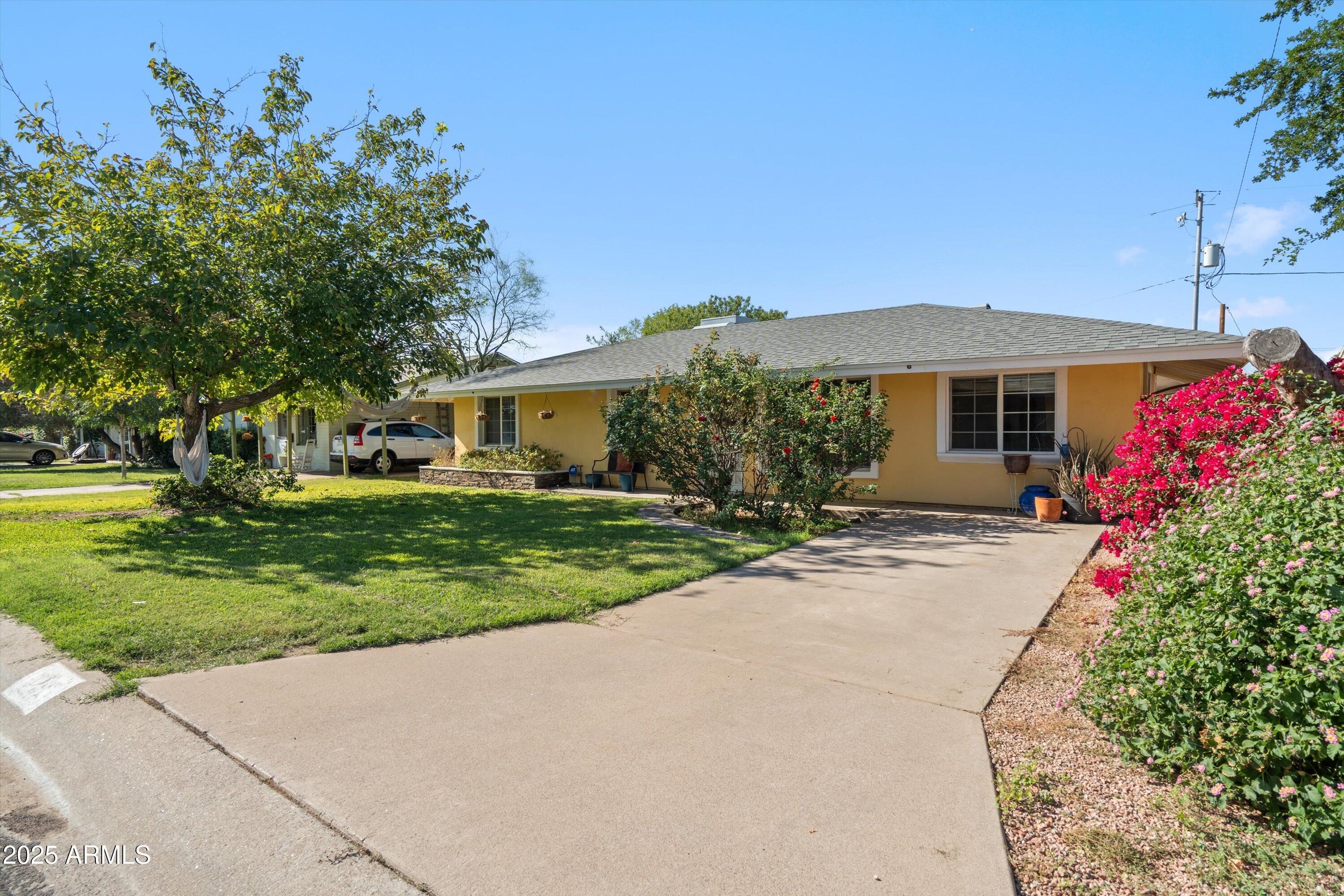 8216 North 9th Street Phoenix, AZ 85020 - Photo 38 of 38 a front view of house with yard and green space