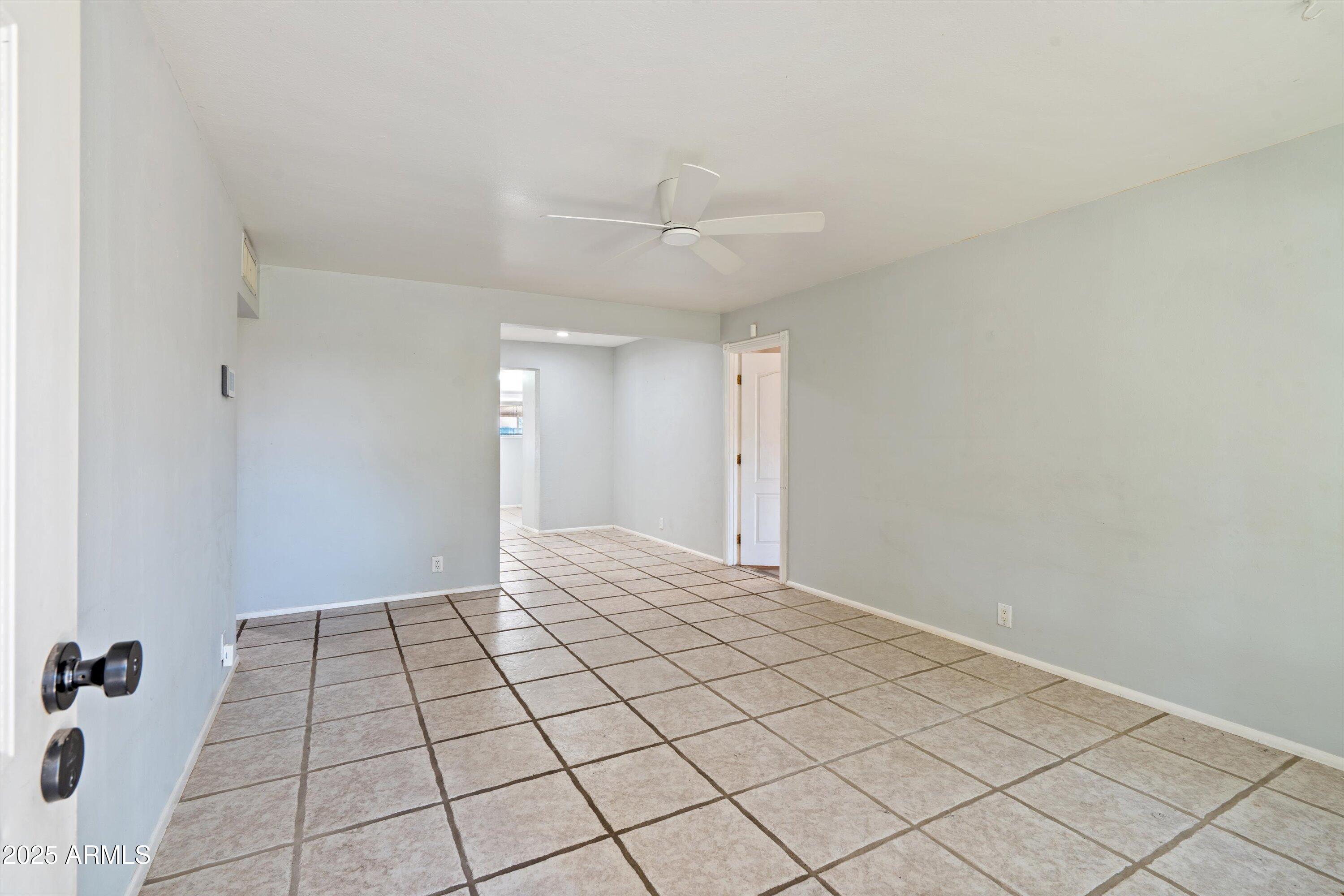8216 North 9th Street Phoenix, AZ 85020 - Photo 4 of 38 a view of an empty room and window