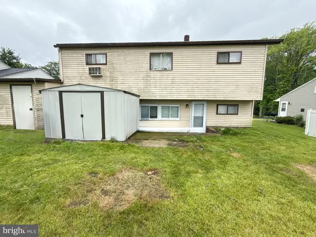 a view of a house with backyard