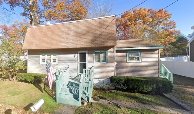 a view of a house with a yard