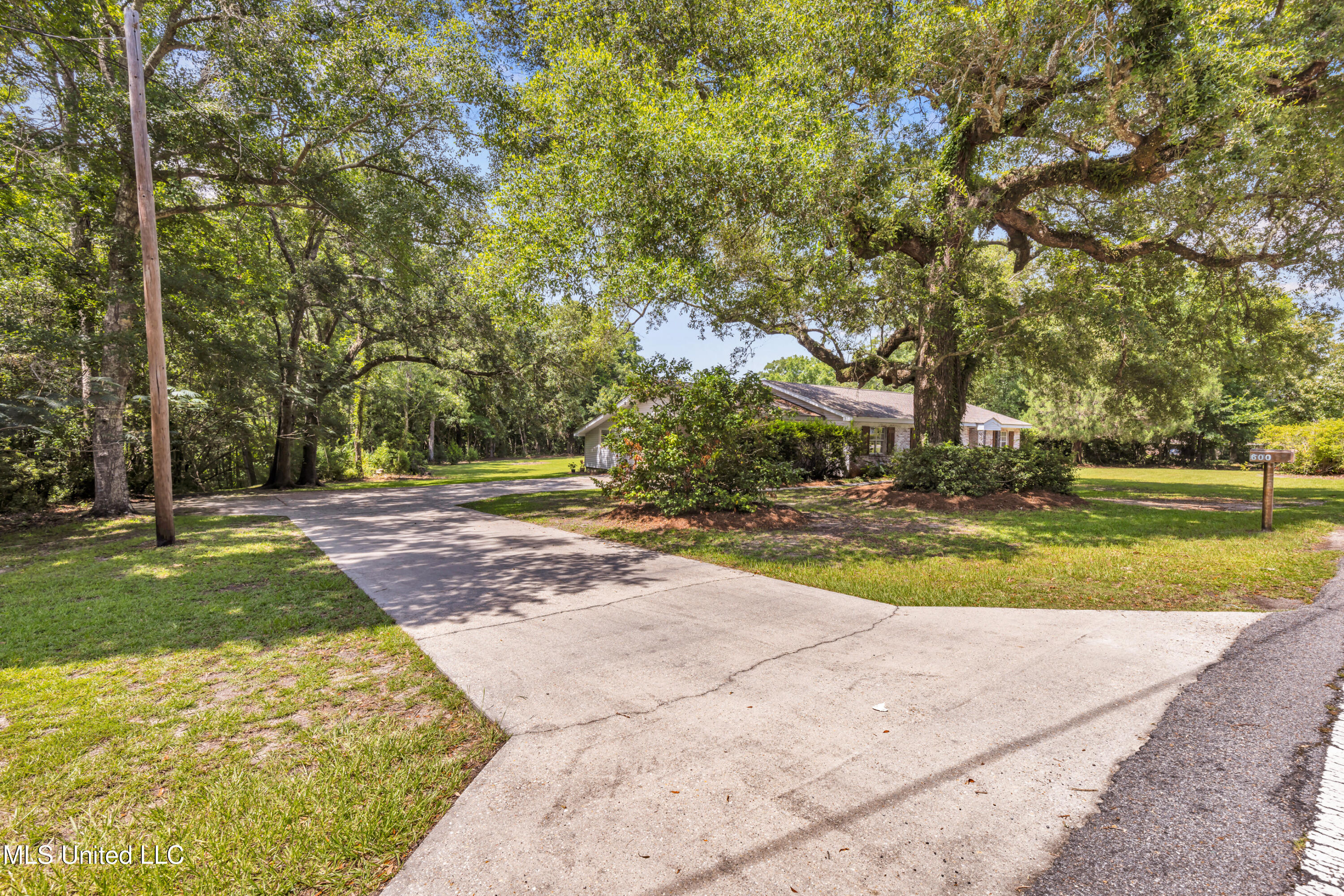 600 Graveline Road Gautier, MS 39553 - Photo 4 of 32 600GravelineRd-4