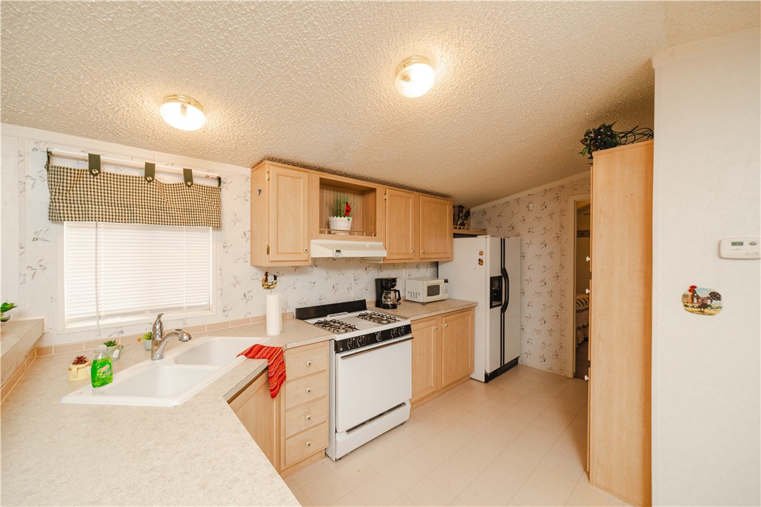 2304 South Estrella Road Golden Valley, AZ 86413 - Photo 28 of 46 Kitchen
