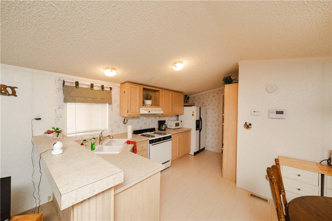 2304 South Estrella Road Golden Valley, AZ 86413 - Photo 29 of 46 Kitchen