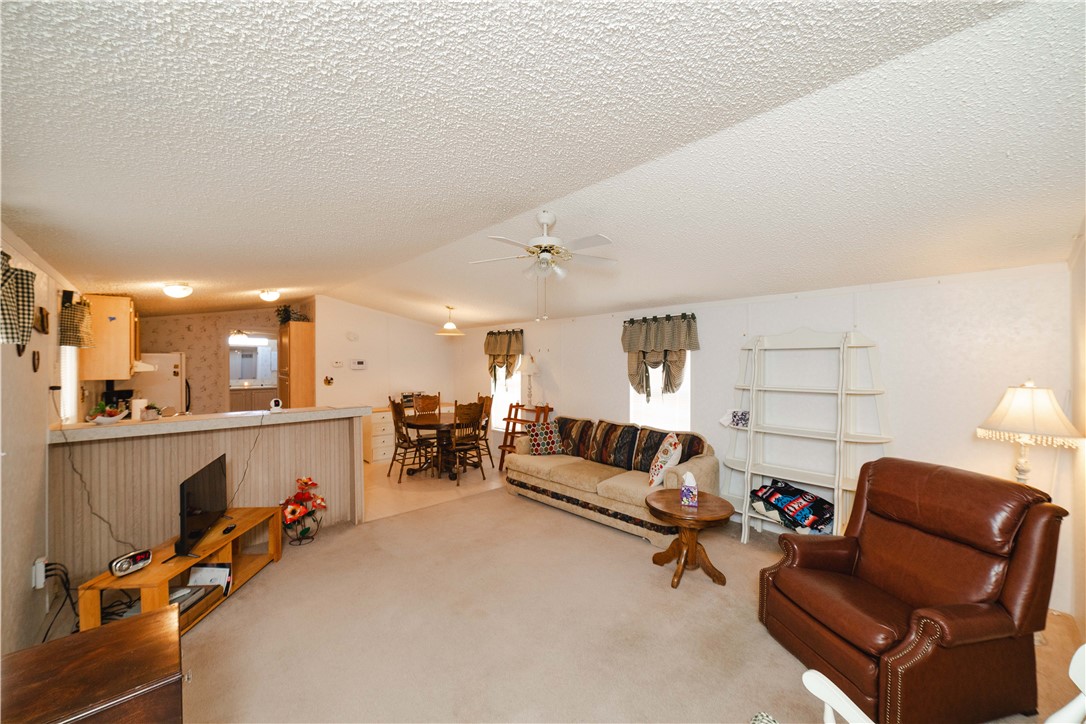 2304 South Estrella Road Golden Valley, AZ 86413 - Photo 35 of 46 Living Room