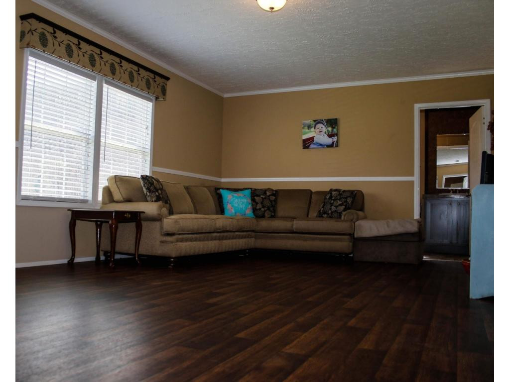 687 Willow Springs Road Elizabethton, TN 37643 - Photo 2 of 20 Living Room