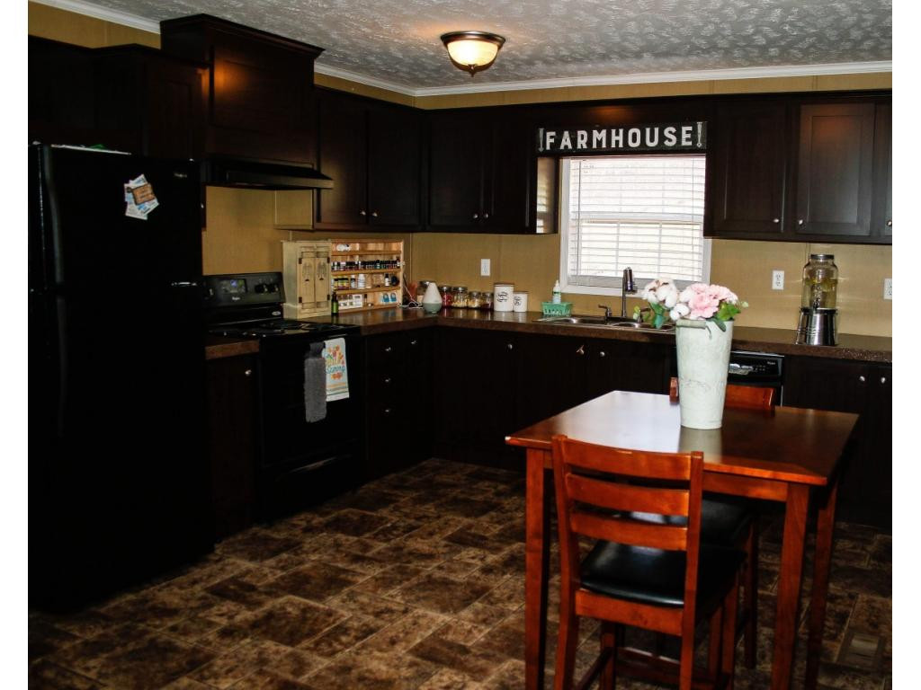 687 Willow Springs Road Elizabethton, TN 37643 - Photo 4 of 20 Kitchen
