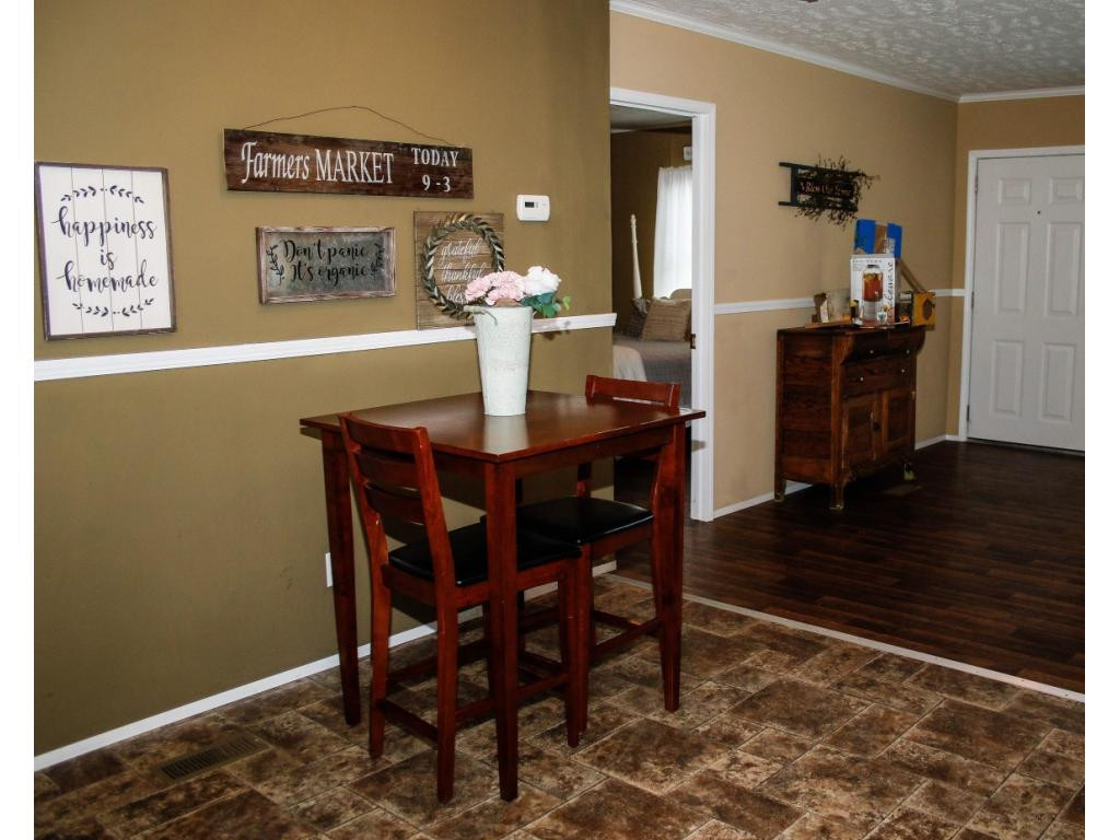 687 Willow Springs Road Elizabethton, TN 37643 - Photo 9 of 20 Dining area