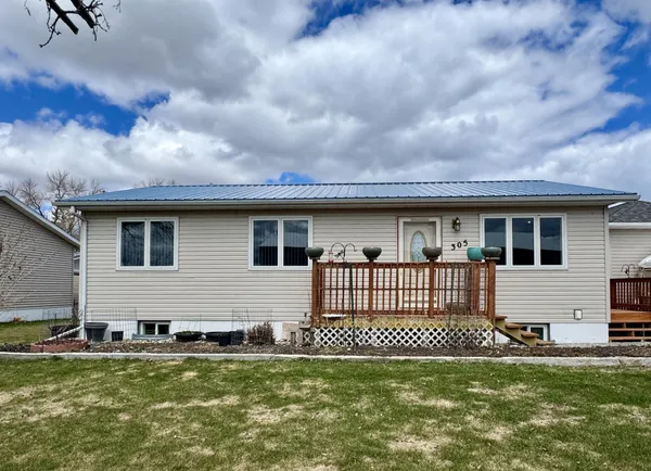 $229,500 | 305 Lincoln Street Southeast, Warroad, MN 56763