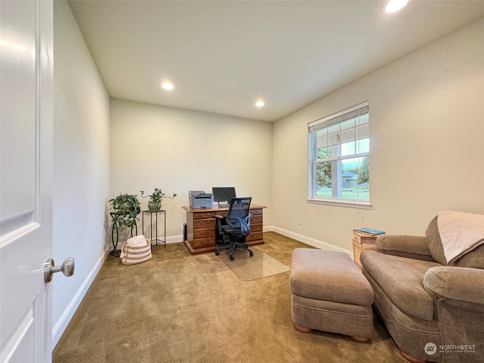 31 Fergy Lane Sequim, WA 98382 - Photo 22 of 40 a living room with furniture