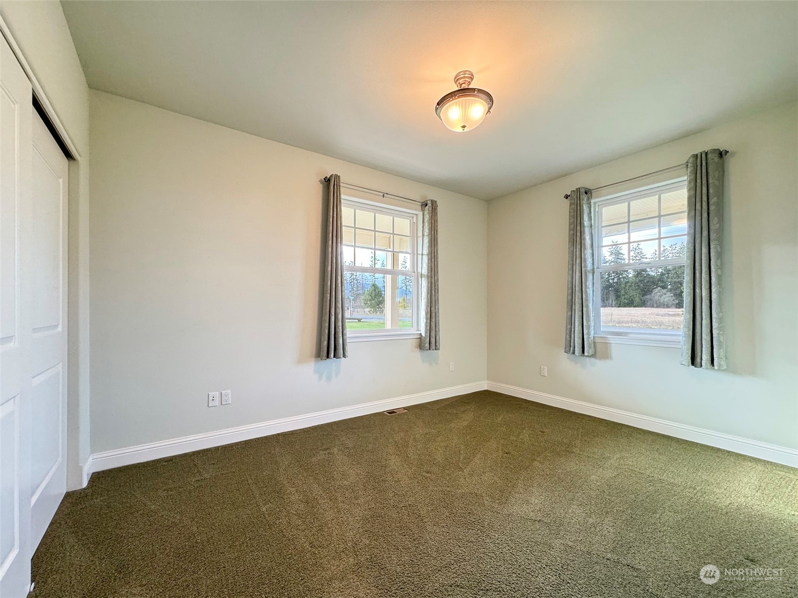31 Fergy Lane Sequim, WA 98382 - Photo 27 of 40 an empty room with windows