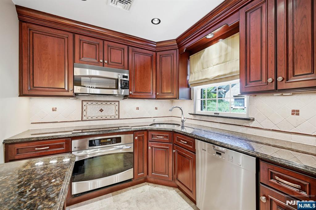 137A South Maple Avenue, Unit B Park Ridge, NJ 07656 - Photo 13 of 30
