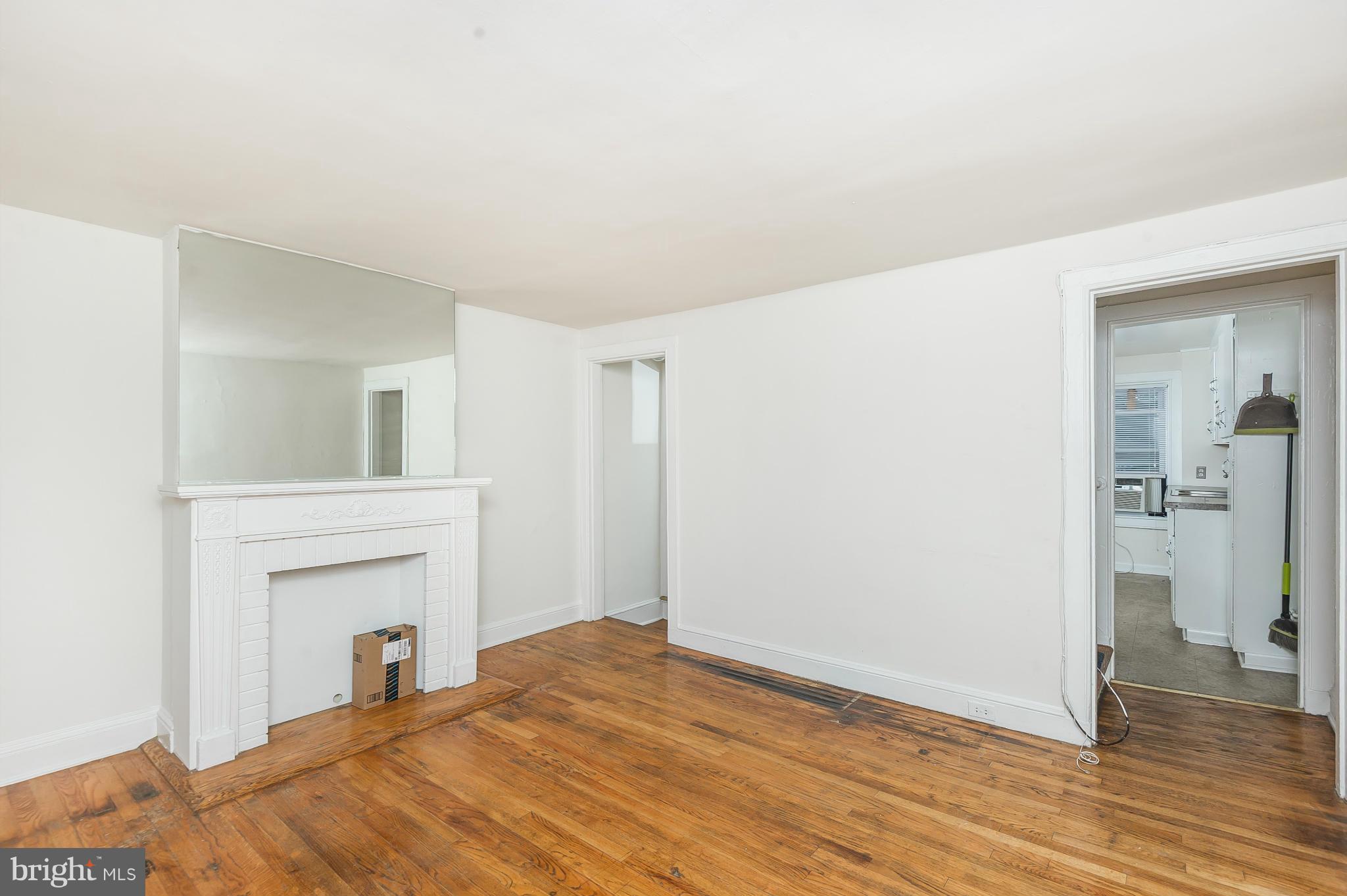 3531 Falls Road Baltimore, MD 21211 - Photo 12 of 29 Living Room