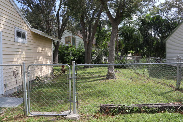 6288 Launch Club Circle Jupiter, FL 33458 - Photo 9 of 12 sideyard