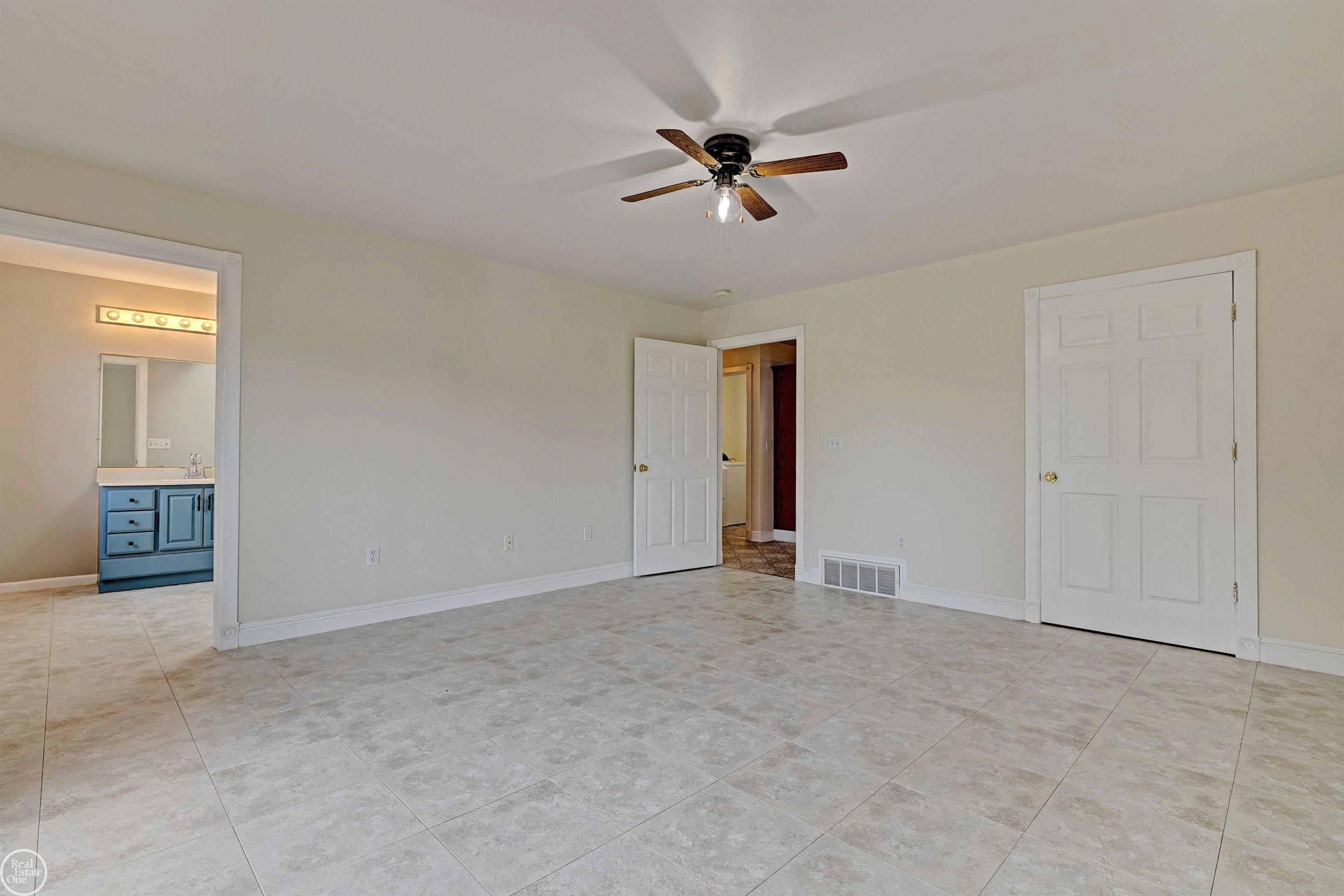 1180 West Curtis Road Saginaw, MI 48601 - Photo 22 of 71 50124551-21.JPG
