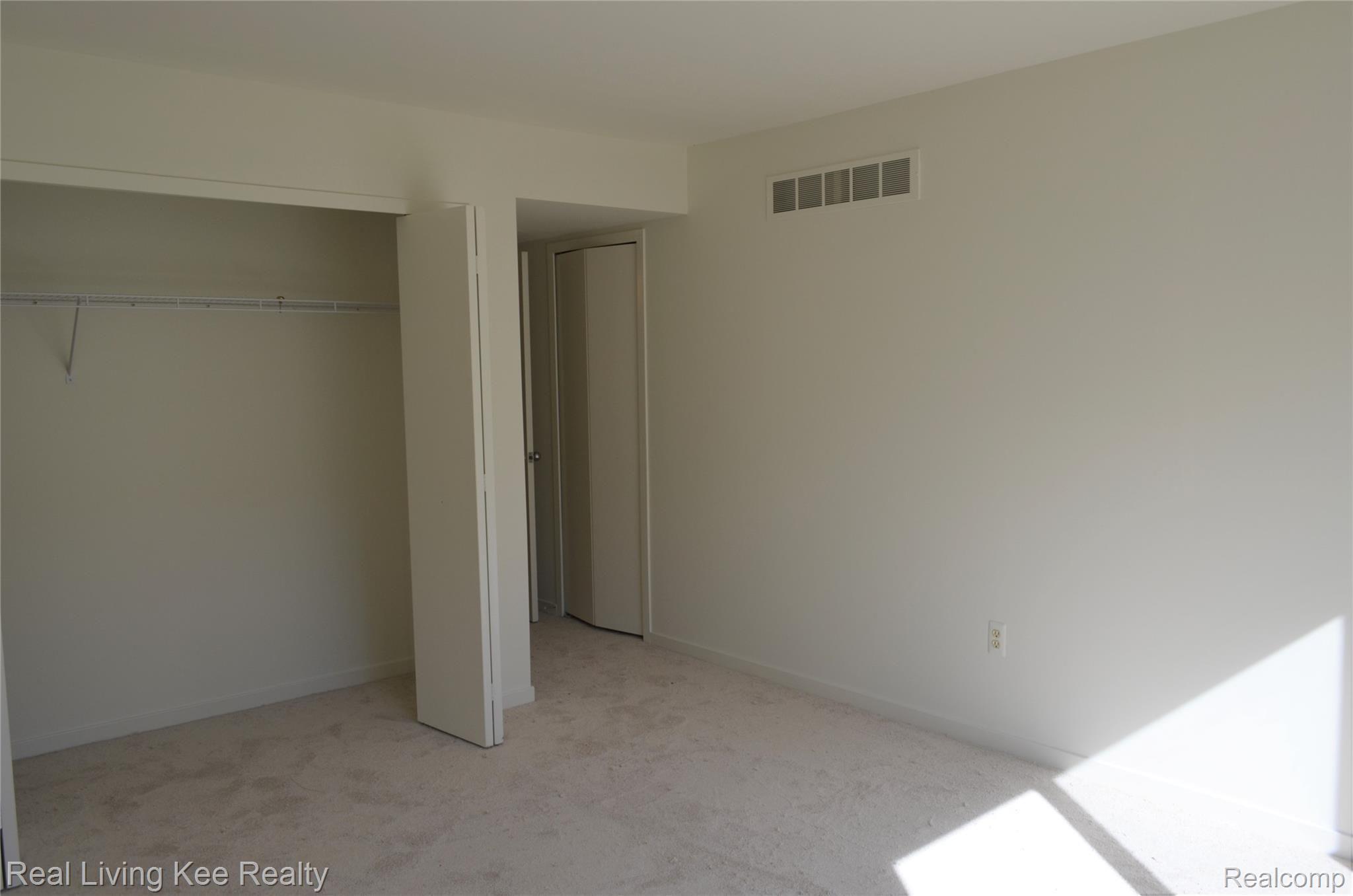 688 Charing Court Rochester, MI 48307 - Photo 18 of 20 DSC_0535 (2).JPG