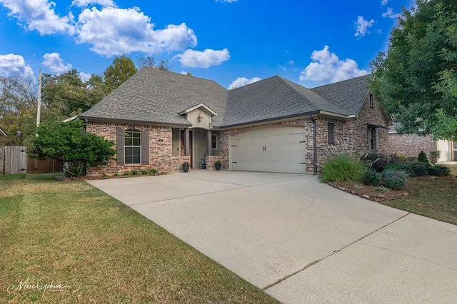 $317,000 | 512 Chinquipin Drive, Bossier City, LA 71111
