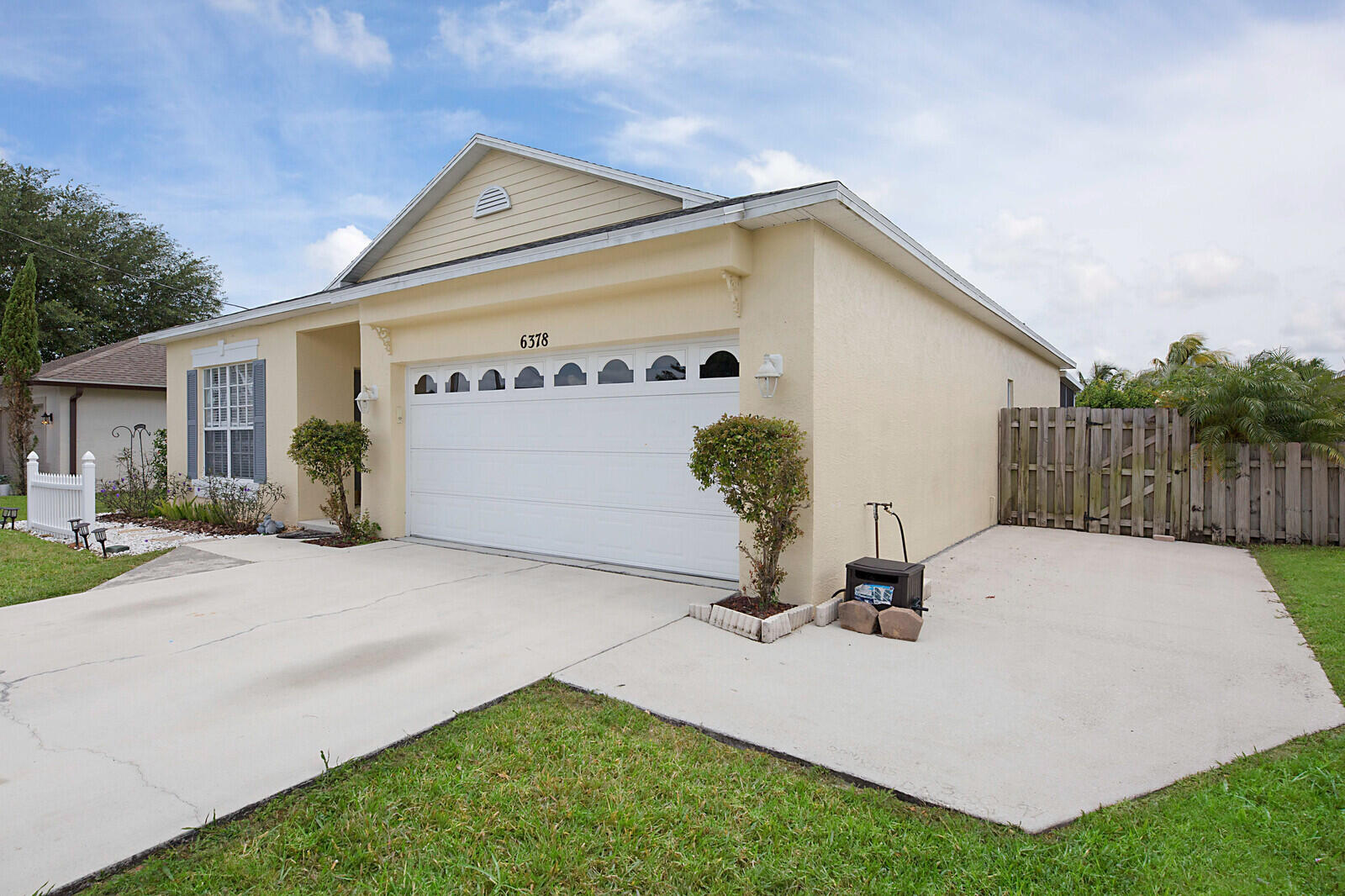 6378 Hollywood Street Jupiter, FL 33458 - Photo 2 of 20 Side view