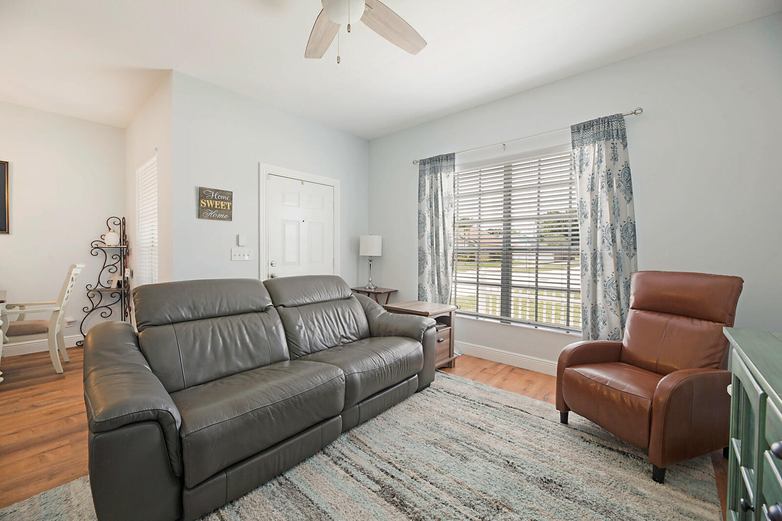 6378 Hollywood Street Jupiter, FL 33458 - Photo 4 of 20 Living room