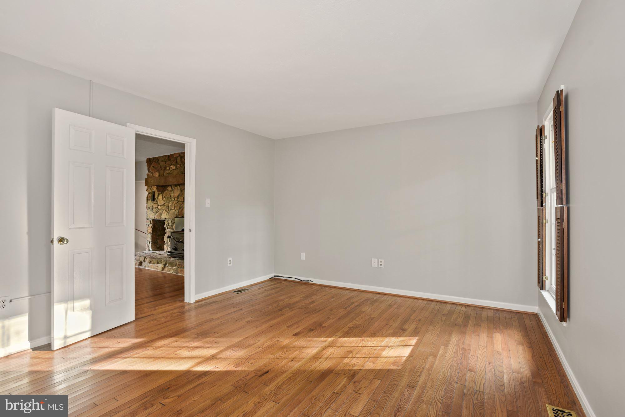 5753 Georgetown Road Broad Run, VA 20137 - Photo 8 of 53 Living room
