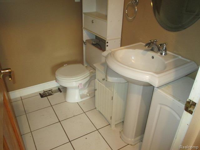 5089 Middleboro Road Grand Blanc, MI 48439 - Photo 16 of 25 Bath.jpg