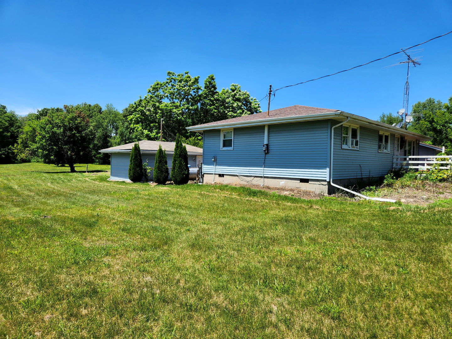335 South State Line Road Beaverville, IL 60912 - Photo 2 of 20 Gallery Image 2