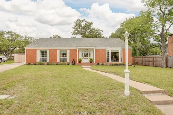 a view of a house with a backyard