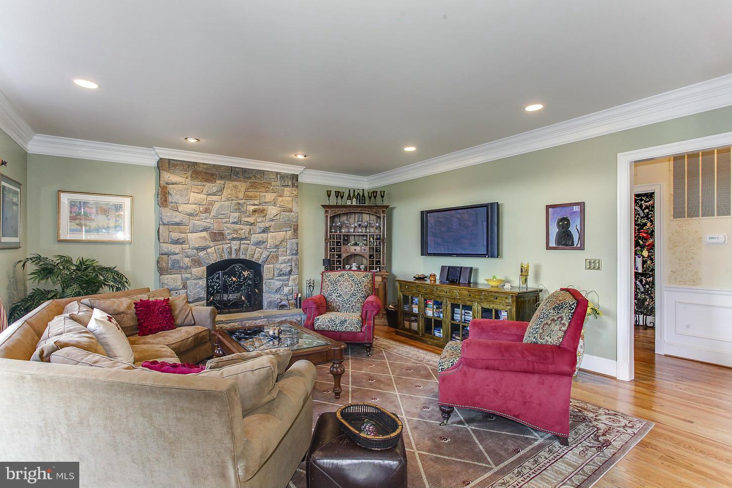 9917 Kendale Road Potomac, MD 20854 - Photo 7 of 26 Family Room