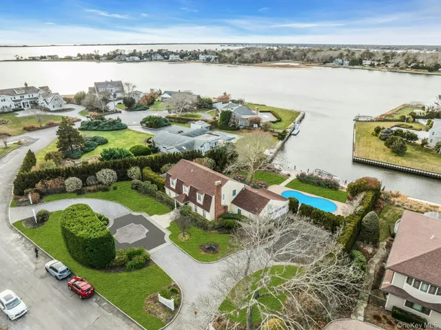 $3,200,000 | 26 Oak Lane, Hampton Bays, NY 11946