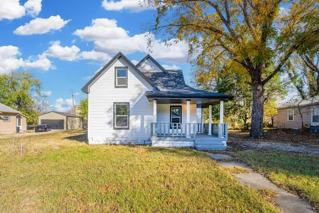 $109,500 | 1424 East 1st Avenue, Winfield, KS 67156