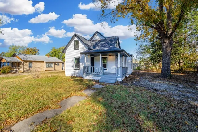 $109,500 | 1424 East 1st Avenue, Winfield, KS 67156