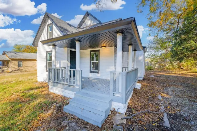 $109,500 | 1424 East 1st Avenue, Winfield, KS 67156